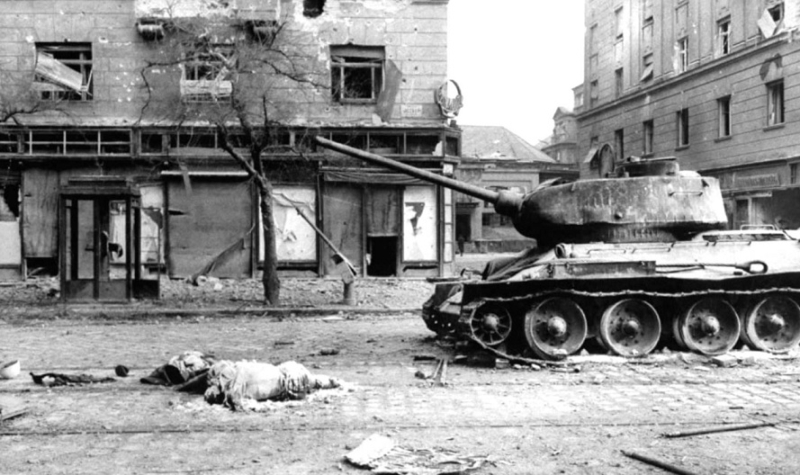 I carri armati sovietici in Ungheria – Il Bollettino della Vittoria italiana – L’alluvione di Firenze