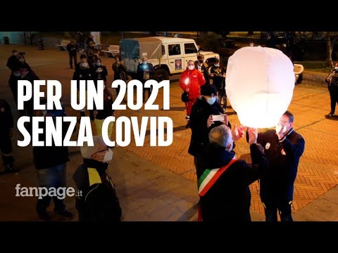 Palloncini in cielo per i cittadini morti di Covid: “Quattro piazze napoletane salutano i loro cari”