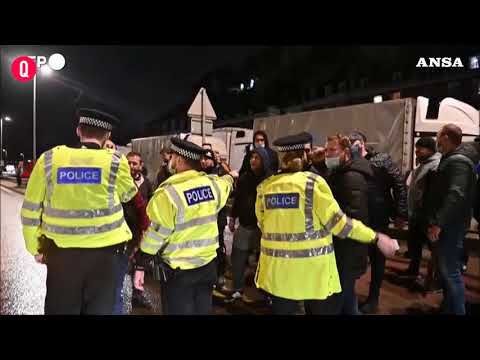 Covid, variante inglese: camionisti bloccati al porto di Dover dalla Polizia