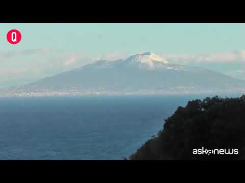 Lo spettacolo del Vesuvio innevato visto da Capri