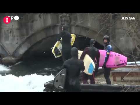 Monaco, nonostante il freddo e la neve, i surfisti cavalcano le onde del fiume