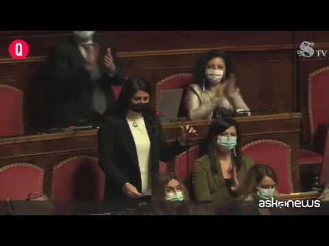 Governo, Liliana Segre in Senato: Aula in piedi e applausi