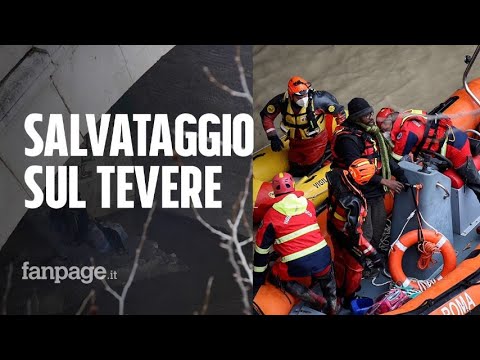 Clochard intrappolato sulla banchina del Tevere: le immagini del salvataggio dei vigili del fuoco