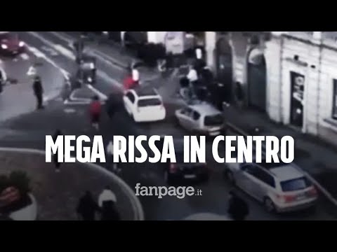 Rissa a Gallarate con bastoni, bottiglie e catene: giovani si danno appuntamento in pieno centro