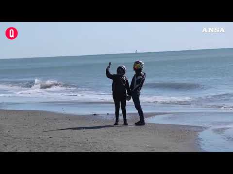 San Valentino, ristoranti pieni e passeggiate a Ostia nonostante il freddo