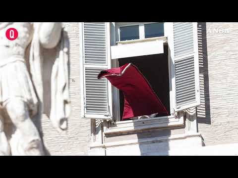 Piazza San Pietro, il vento “gioca” con il drappo alla finestra del Papa