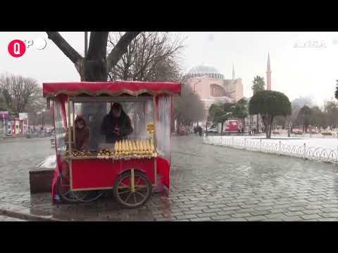 Istanbul, la gente si gode la neve dopo l’ondata di freddo che ha colpito la Turchia