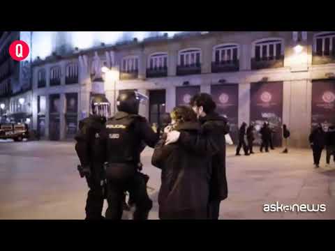 Madrid, violente proteste per arresto rapper: 19 fermi, 55 feriti