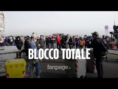 Napoli, ristoratori bloccano il lungomare: “O moriamo di Covid o di fame. Non siamo appestati”