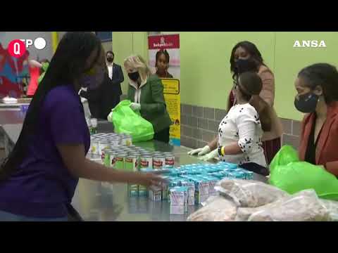 Texas, Joe e Jill Biden aiutano i volontari della Food Bank dopo le gelide tempeste invernali