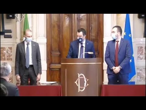 Salvini dopo l’incontro con Draghi cerca la giacca: «C’ho il portafoglio…»