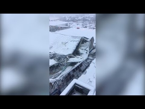 Maltempo, il palaghiaccio di Vipiteno crolla sotto il peso della neve: il video