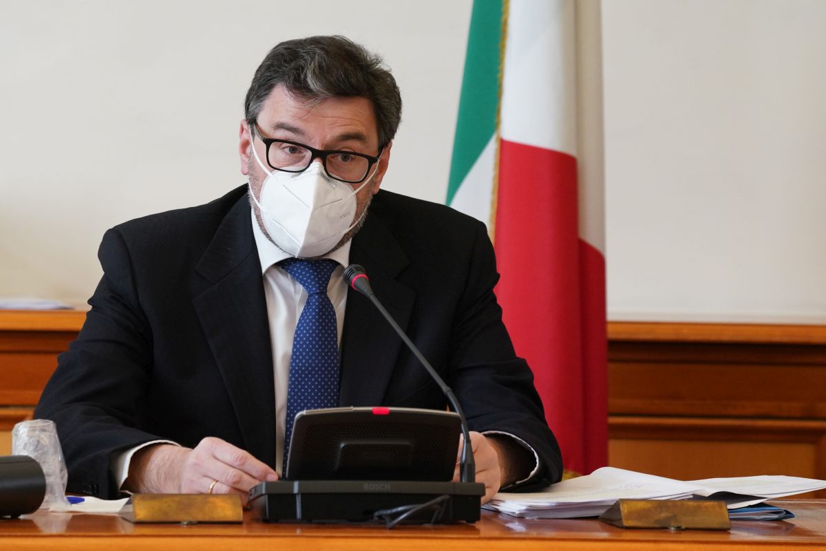 Giorgetti “Porre le basi per produrre i vaccini in Italia”