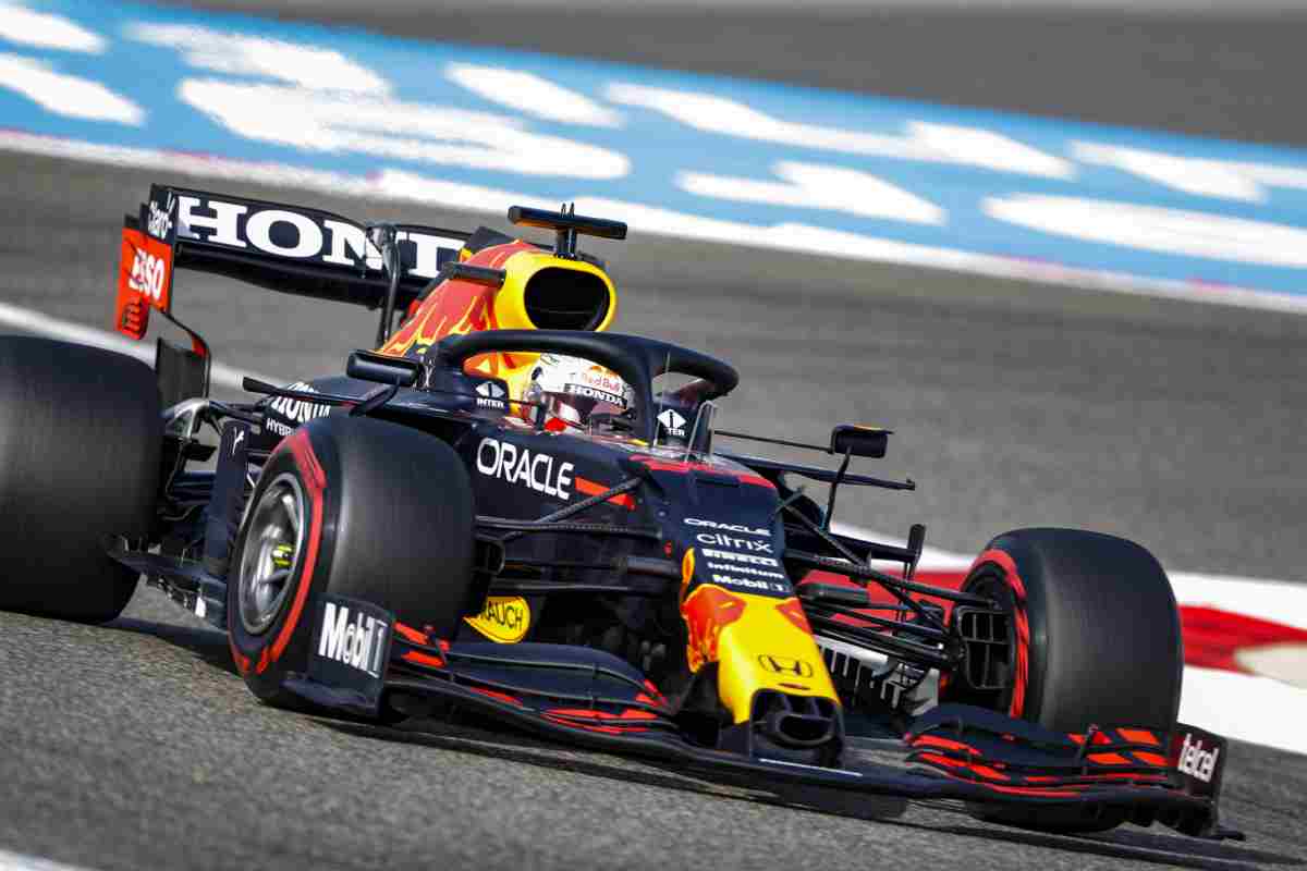 Verstappen vola nelle libere in Bahrain, bene Sainz