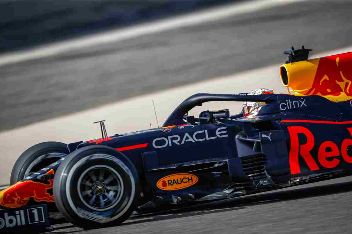 Pole Verstappen in Bahrain davanti a Hamilton, Leclerc in 2a fila