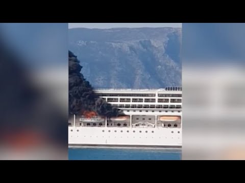 Corfù, incendio a bordo della Msc Lirica: fiamme e fumo nero dal corpo centrale