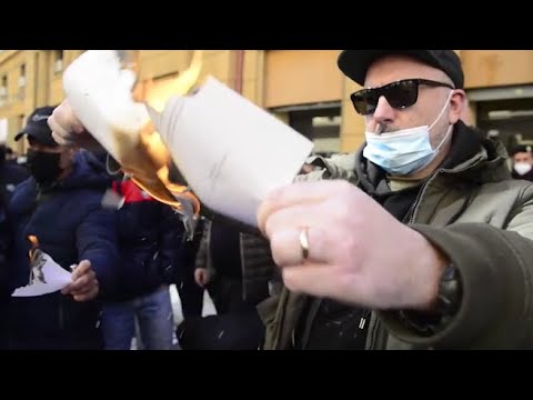 Napoli, tassisti bruciano le licenze sotto il palazzo della Regione in segno di protesta