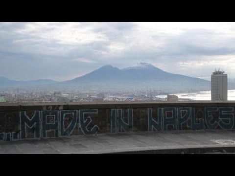 Napoli, Vesuvio ricoperto di neve dalla cima fino alle quote più basse