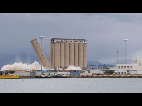 Porto di Cagliari, la demolizione dei vecchi silos è spettacolare