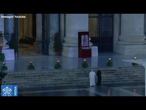 Covid, un anno fa la storica preghiera di Papa Francesco nella piazza vuota