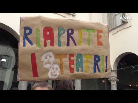 Dal Piccolo occupato l’urlo dei teatri: “ora riaprite”