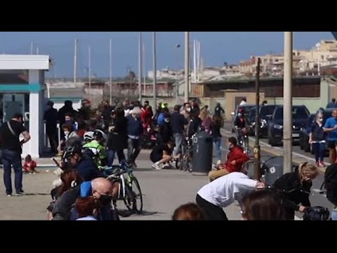 Ostia, lungomare e spiaggia pieni nella domenica delle Palme