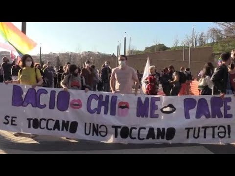 Aggressione omofoba a Valle Aurelia, sit-in a Roma: “#baciochimepare”