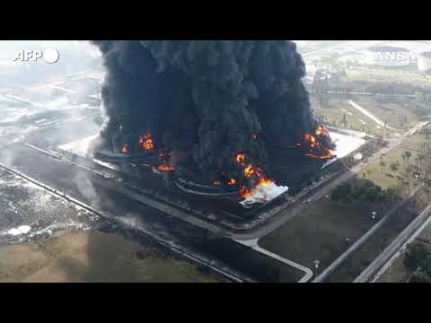 Indonesia, un incendio scoppia nella raffineria di petrolio