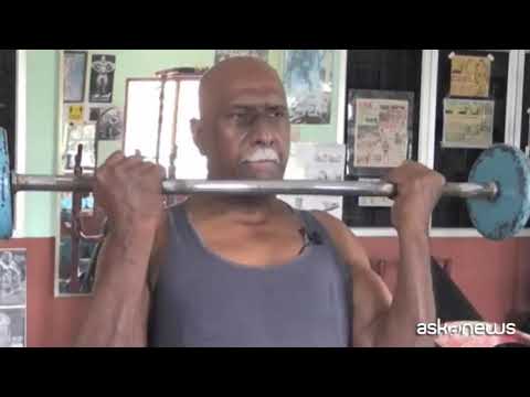 Il bodybuilder della Malesia, a 72 anni muscoli d’acciaio