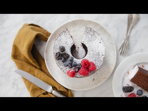 La fluffosa al cioccolato: la ciambella morbidissima con i frutti di bosco