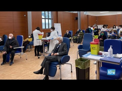 Mattarella si vaccina allo Spallanzani, seduto tra i cittadini riceve una dose di «Moderna»