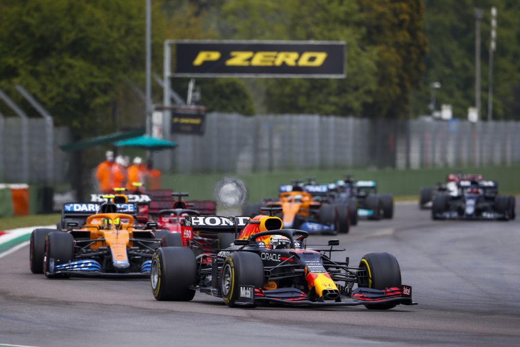 Verstappen vince a Imola su Hamilton e Norris, Leclerc 4° e Sainz 5°