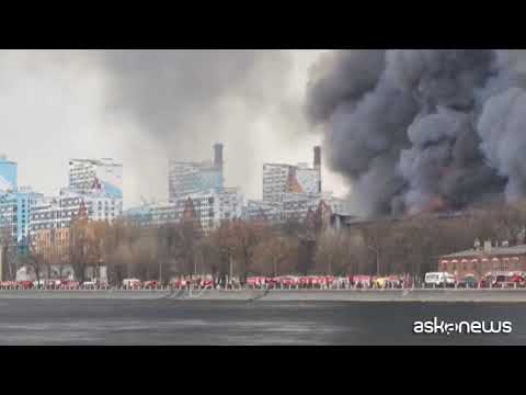 Russia, un incendio devasta storica fabbrica di San Pietroburgo