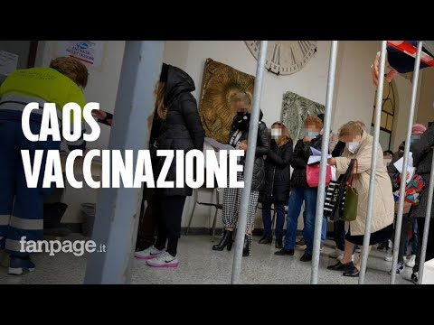 Caos vaccini nel salernitano, oltre 150 over 70 in fila da ore: c’è anche chi attende in taxi