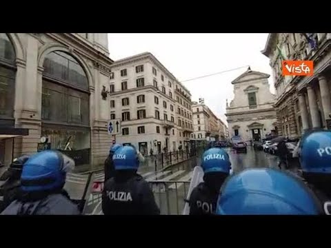 Roma, il corteo #ioapro in centro città con petardi e fumogeni: la Polizia schierata davanti a…