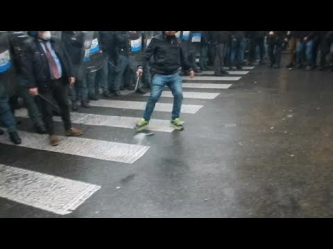 Protesta ristoratori, Polizia e manifestanti si rimpallano le bombe carta