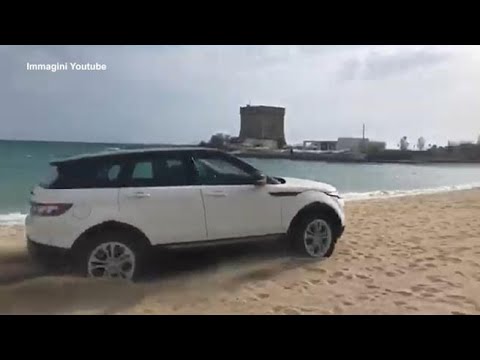 Con il suv sulla spiaggia protetta di Porto Cesareo: multa da 2700 euro