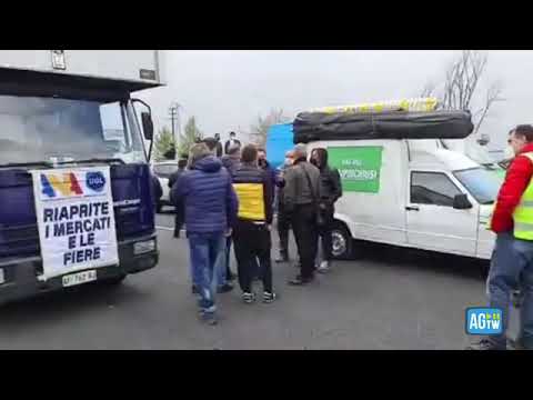 Ambulanti campani bloccano l’autostrada Roma-Napoli: «Riaprite i mercati subito»