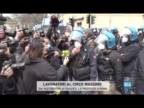 Roma, protesta dei commercianti al Circo Massimo: fiori offerti alla polizia come gesto di pace