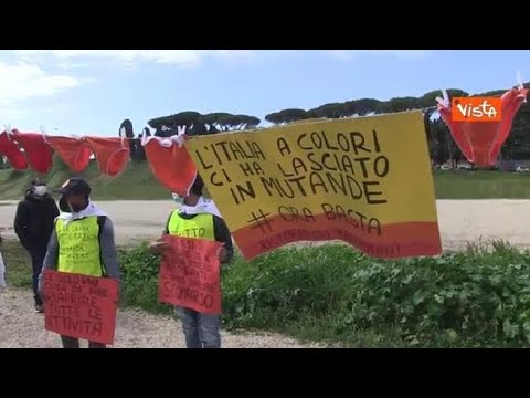 ”Siamo in mutande, vogliamo lavorare”, ecco lo striscione dei manifestanti al Circo Massimo