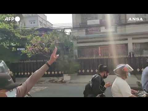 Myanmar, corteo di motociclisti in protesta per le strade di Mandalay