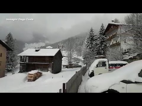 Maltempo sulle Dolomiti bellunesi, la neve fuori stagione imbianca Falcade