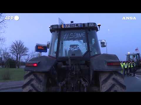 Francia, la protesta degli agricoltori con i trattori contro la riforma europea