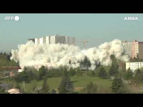 Lione, demolito l’edificio Monmousseau per continuare il rinnovamento della citta’