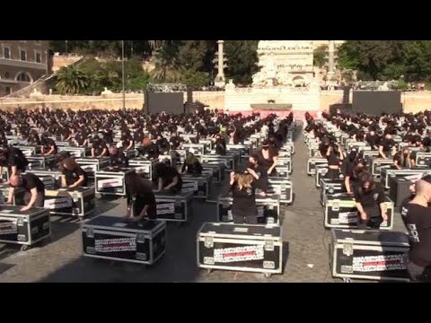 Mille bauli a piazza del Popolo, la protesta dei lavoratori dello spettacolo: «Governo, ora ci…