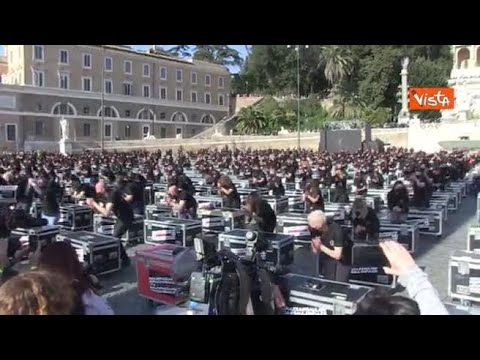 #Baulinpiazza, i manifestanti battono a tempo le mani sulle casse nere