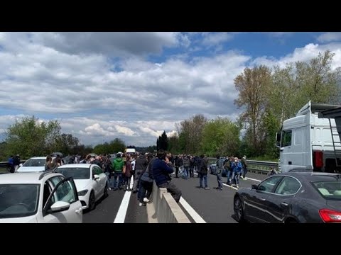 Covid, i ristoratori in protesta bloccano l’A1 vicino a Firenze