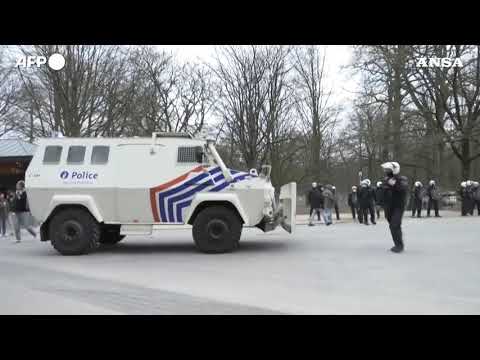 Bruxelles, la polizia disperde una folla al parco per il secondo giorno consecutivo