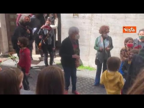 “Questo è il fiore del partigiano”, adulti e bambini cantano ‘Bella Ciao’ fuori Museo della…