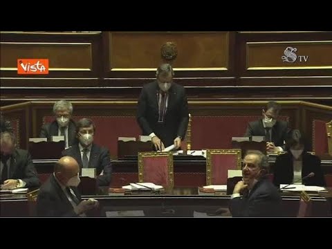 Lapsus di Draghi: «Onorevoli deputati», in Aula lo correggono: «Siamo in Senato». Ma lui sbaglia…